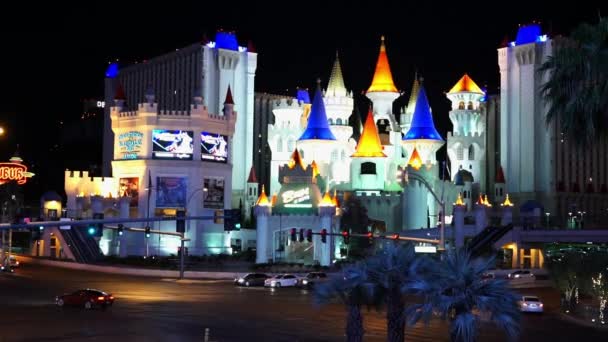 Excalibur Hotel and Casino Las Vegas de noche Las Vegas USA — Vídeos de Stock