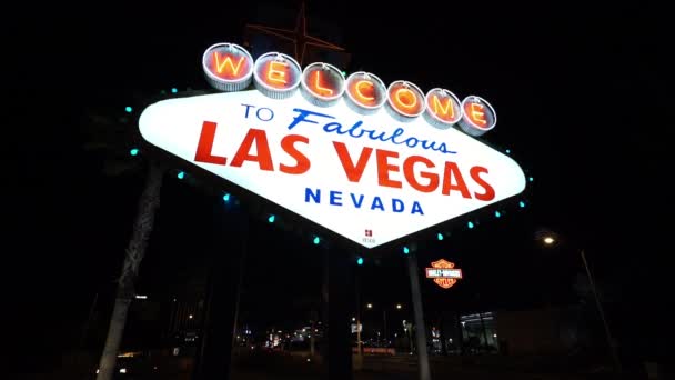 Знаменитий знак Ласкаво просимо в Лас-Вегасі вночі Лас-Вегасі США — стокове відео