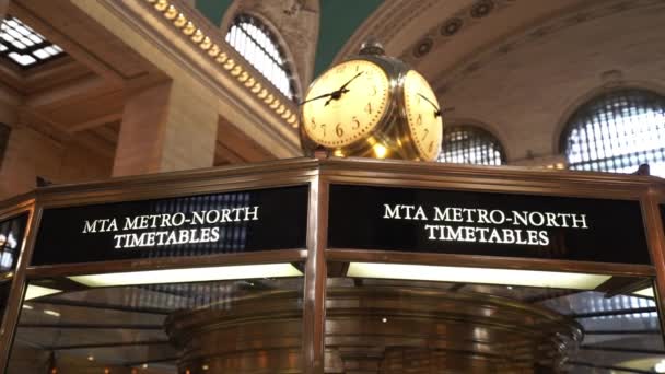 Venta de entradas y reloj en el vestíbulo principal de la estación Grand Central Nueva York, EE.UU. — Vídeos de Stock