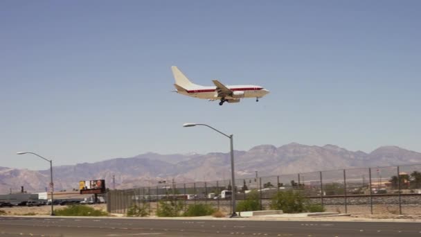 Посадка небольшого самолета в аэропорту Маккарран Лас-Вегас, США — стоковое видео