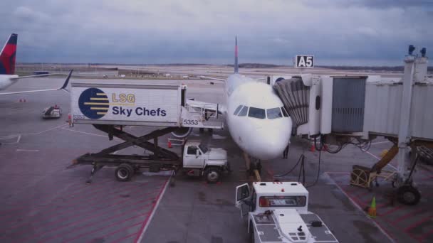 Αεροσκαφών σε έτοιμα πύλη για επιβίβαση — Αρχείο Βίντεο