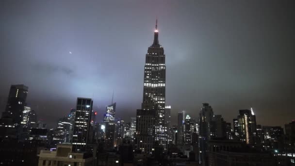 Manhattan vista aérea com Empire State edifício à noite Nova York, EUA — Vídeo de Stock