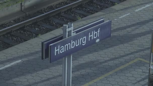Hamburg hbf schild hamburg deutschland — Stockvideo