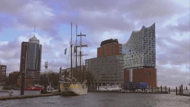 Hafen staden Hamburg med Elbphilharmonie bygga Hamburg Tyskland — Stockvideo