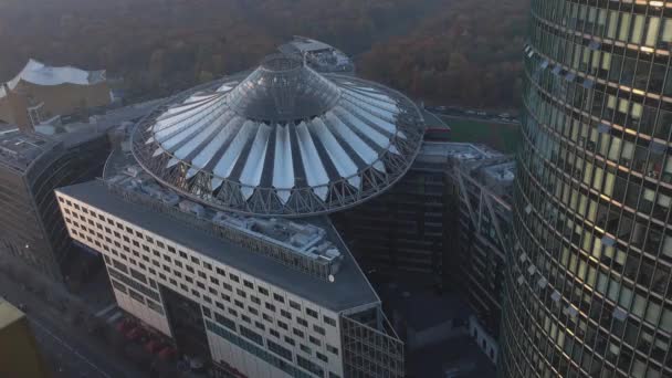 Известный центр Sony на Потсдамской площади в Берлине - только для редакционного использования — стоковое видео