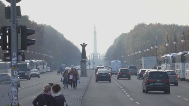 Ulicy prowadzącej do Bramy Brandenburskiej w Berlinie — Wideo stockowe