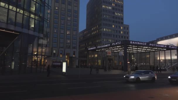 Sony Center Berlijn in de avond - voor redactioneel gebruik alleen — Stockvideo