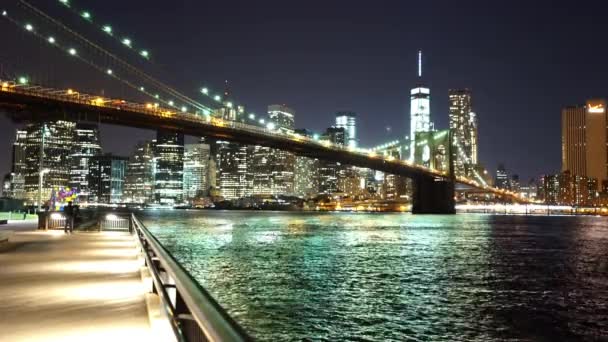 Gece - Manhattan, New York/ABD 25 Nisan 2015 tarafından Brooklyn Köprüsü ile etkileyici New York skyline — Stok video