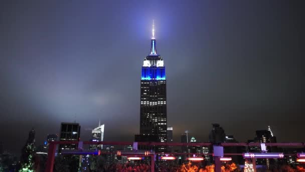 Impresionante vista del edificio Empire State por la noche - MANHATTAN, NUEVA YORK / USA 25 DE ABRIL DE 2015 — Vídeo de stock