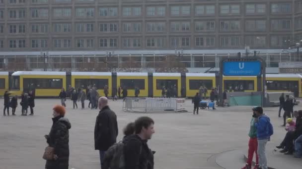 Berlin Alexanderplatz op een mistige dag — Stockvideo