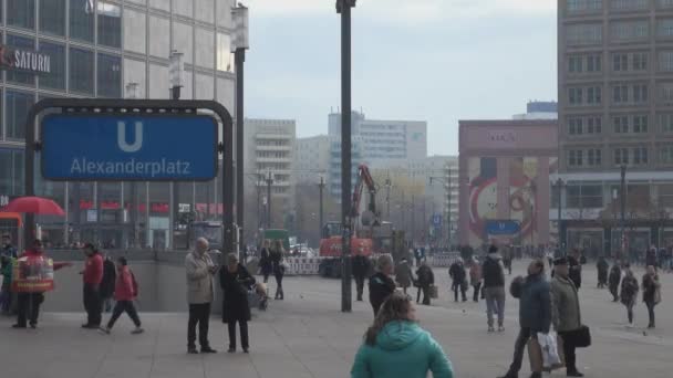 U-bahn station berlin alexanderplatz — Stockvideo