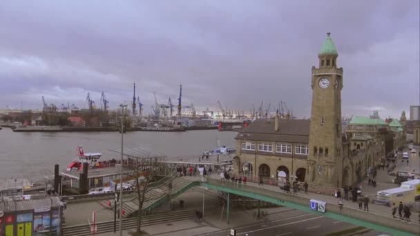 St. Pauli Landungsbruecken in Hamburg harbor Hamburg Duitsland — Stockvideo