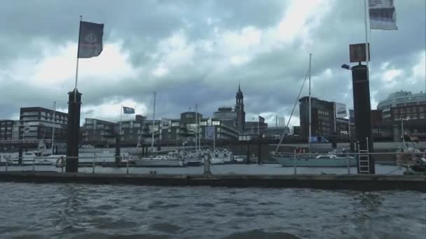 Utsikt over Hamburg havn Landungsbruecken Hamburg Tyskland – stockvideo