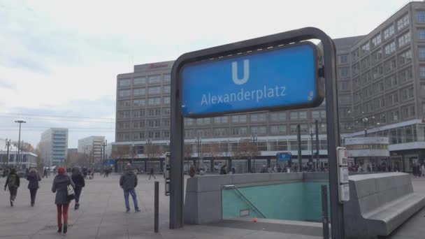 Вход на метро Берлин Александерплац — стоковое видео