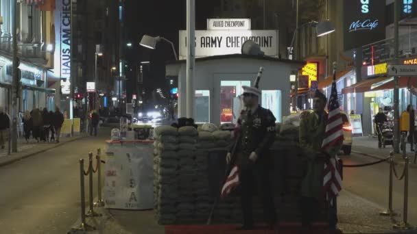 Bekende plek in Berlijn genaamd Checkpoint Charlie — Stockvideo