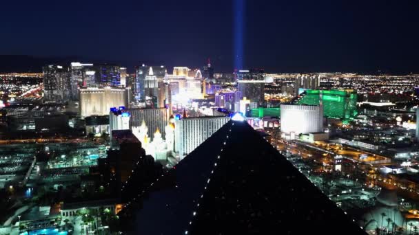 Fabuloso Las Vegas por la noche desde arriba - LAS VEGAS, NEVADA / Estados Unidos — Vídeos de Stock