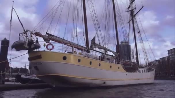 Gran velero en Puerto de Hamburgo Hamburgo Alemania — Vídeos de Stock