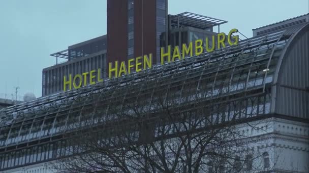Close-up shot van Hotel Hafen Hamburg Hamburg Duitsland — Stockvideo