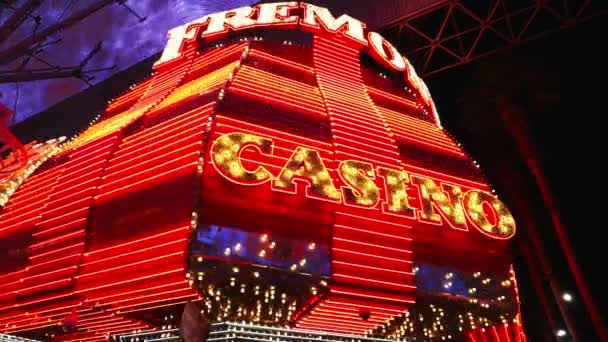 在美国内华达州拉斯维加斯-拉斯维加斯，市中心著名弗里蒙特赌场 — 图库视频影像