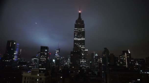 Impresionante vista del edificio Empire State en la oscuridad increíble vista nocturna - MANHATTAN, NUEVA YORK / USA 25 DE ABRIL DE 2015 — Vídeos de Stock