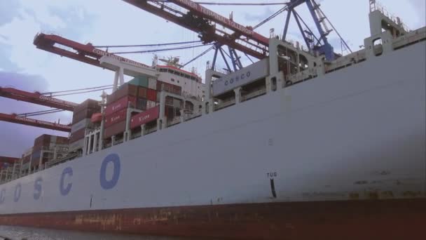 COSCO België grote container vrachtschip op de haven van Hamburg Hamburg Duitsland — Stockvideo