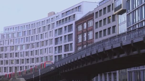 Mening van de straat van Hamburg met tram Hamburg Duitsland — Stockvideo