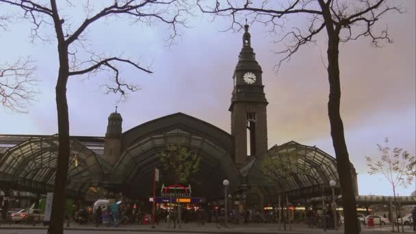 Hamburg ana tren istasyonuna Hamburg Almanya bina — Stok video