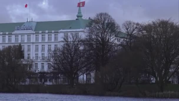 Berühmtes atlantikhotel an der alster hamburg hamburg deutschland — Stockvideo