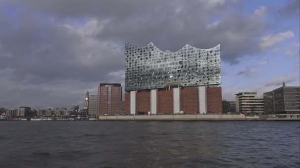 Hafen Hamburg van de stad met Elbphilharmonie gebouw Hamburg Duitsland — Stockvideo