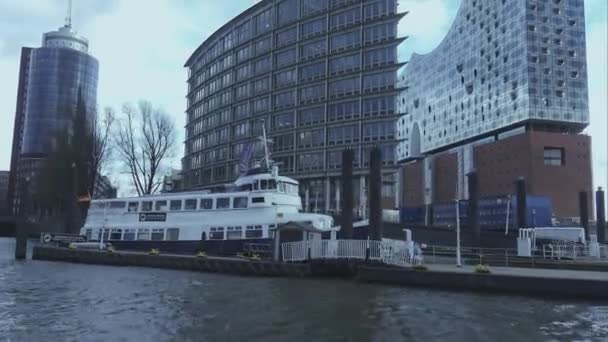 Moderne hafen city hamburg area mit elbphilharmonie hamburg deutschland — Stockvideo