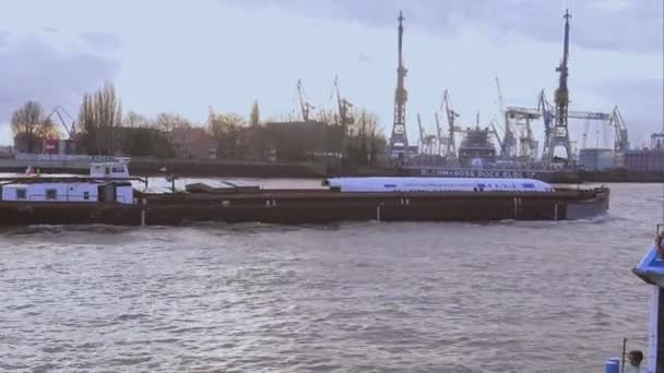 ハンブルク ハンブルク ドイツの飛行機の部品を運ぶ大きな船 — ストック動画