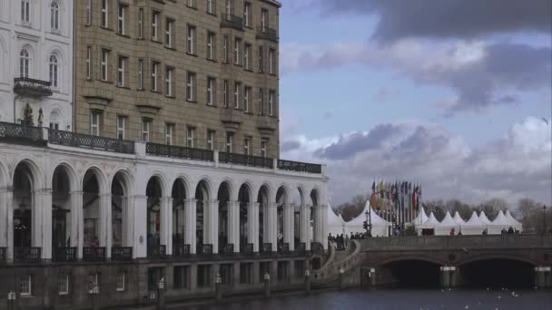 Alster arkádami v Hamburku nazývá Alsterarkaden Hamburg Německo — Stock video