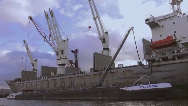 Enorme container vrachtschip op de haven van Hamburg Hamburg Duitsland — Stockvideo