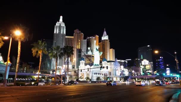 The New York New York Hotel at Las Vegas strip by night - LAS VEGAS, NEVADA / Estados Unidos — Vídeos de Stock
