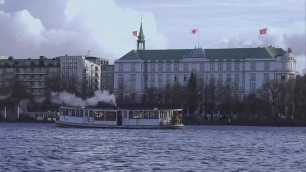 Hamburg Aussenalster område med Atlantic hotel Hamburg Tyskland — Stockvideo