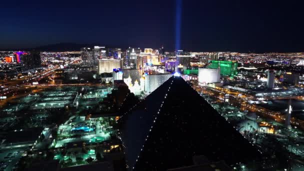 Las Vegas şehir ışıkları akşamları - hava atış - Las Vegas, Nevada/ABD şaşırtıcı — Stok video