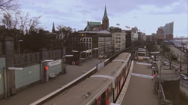 Tramwaj, odejścia od Landungsbruecken stacji Hamburg Niemcy — Wideo stockowe