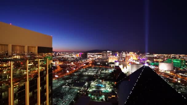 Os hotéis Delano e Luxor grande noite tiro aéreo - LAS VEGAS, NEVADA / EUA — Vídeo de Stock