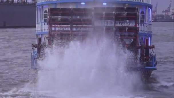 Nahaufnahme eines Raddampfers im Hamburger Hafen — Stockvideo