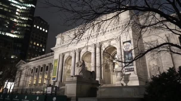 Famosa biblioteca pública de Nova York à noite - MANHATTAN, NOVA IORQUE / EUA 25 de abril de 2015 — Vídeo de Stock