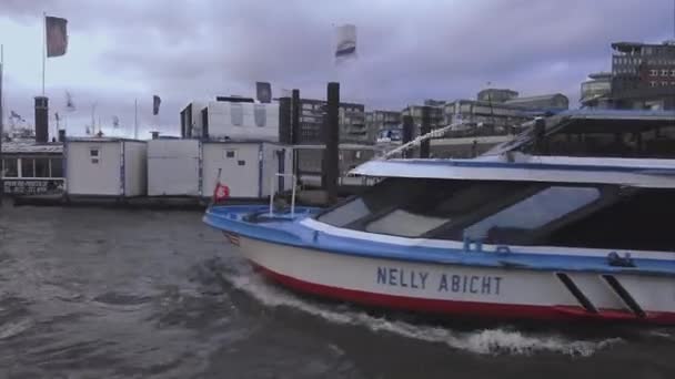 Barco turístico no porto de Hamburgo Hamburgo Alemanha — Vídeo de Stock
