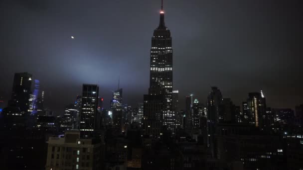 O Empire State edifício na visão noturna incrível escuro - MANHATTAN, NOVA IORQUE / EUA Abril 25, 2015 — Vídeo de Stock