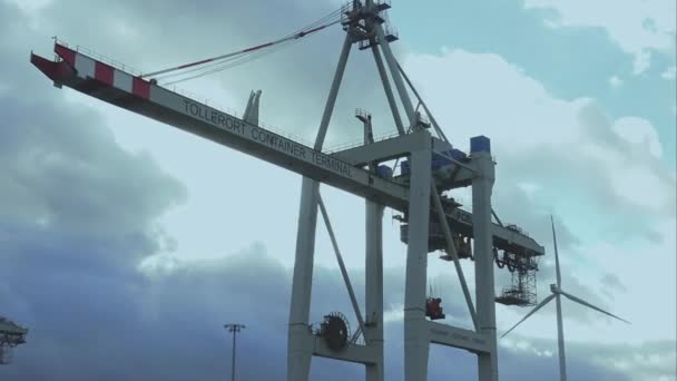 Enorme container crane Tollerort container terminal Amburgo Germania — Video Stock