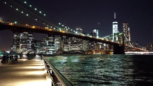 Wunderschöne abendaufnahme von new york mit brooklyn bridge - manhattan, new york / usa 25. april 2015 — Stockvideo