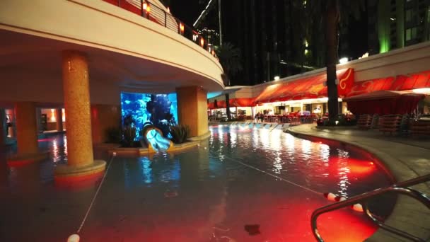 La piscina del Golden Nugget Hotel - LAS VEGAS, NEVADA / Estados Unidos — Vídeos de Stock