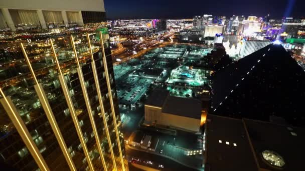 Den gyllene Mandalay Bay och Delano Hotel på natten - Las Vegas, Nevada/Usa — Stockvideo