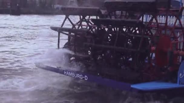 Close-up shot van paddle stoomboot in de haven van Hamburg Hamburg Duitsland — Stockvideo