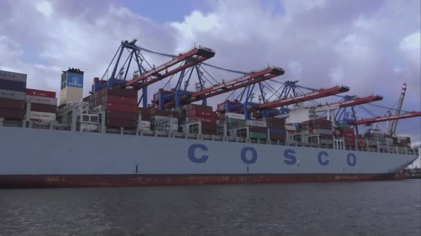 Огромное контейнерное грузовое судно в Гамбургском порту Германия — стоковое видео