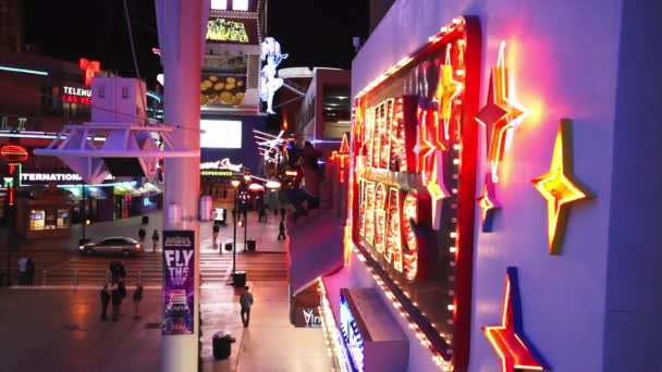 Неонові вогні в Лас-Вегасі в центрі міста-Лас-Вегас, штат Невада/USA — стокове відео