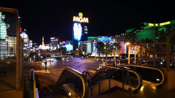 Schody ruchome prowadzące do Excalibur Hotel z Strip-Las Vegas, Nevada/USA — Wideo stockowe